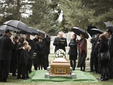 people-at-a-funeral-104302974-5a557655f1300a0037f1f503